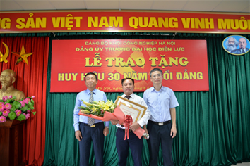 Lễ trao tặng huy hiệu 30 năm tuổi Đảng và Học tập, quán triệt, tuyên truyền và triển khai thực hiện các Nghị quyết Hội nghị TW7 khóa XII của Đảng